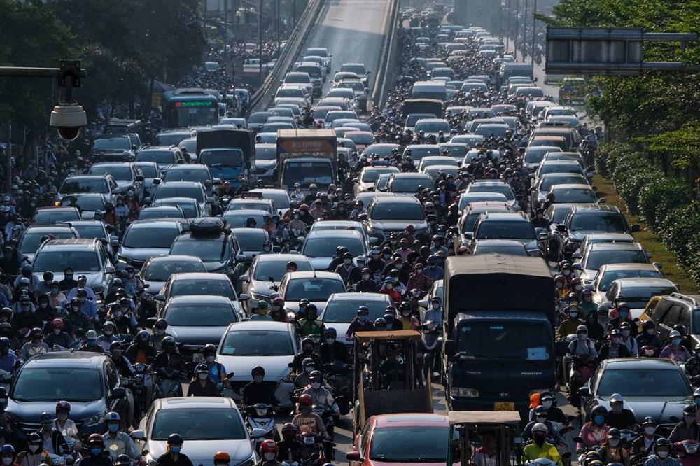 Đường phố Hà Nội lại kẹt cứng sau kỳ nghỉ lễ, người dân len lỏi khắp đường ngang ngõ hẻm để kịp giờ làm-1