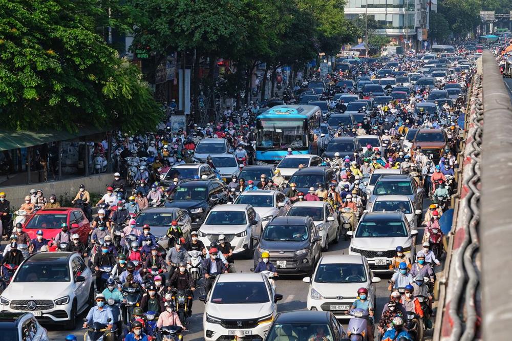 Đường phố Hà Nội lại kẹt cứng sau kỳ nghỉ lễ, người dân len lỏi khắp đường ngang ngõ hẻm để kịp giờ làm-2