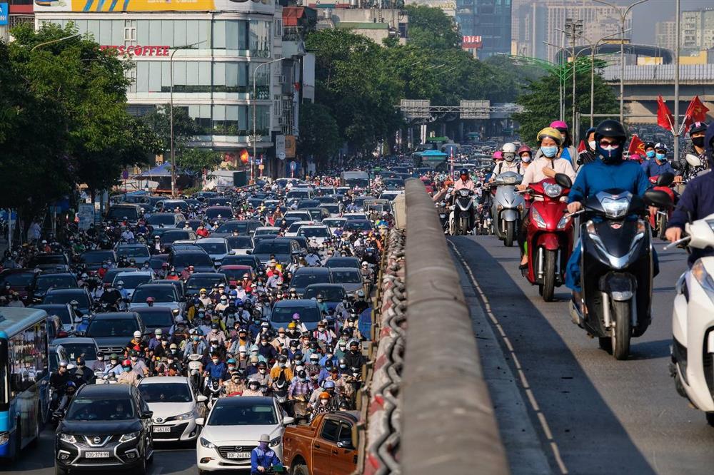 Đường phố Hà Nội lại kẹt cứng sau kỳ nghỉ lễ, người dân len lỏi khắp đường ngang ngõ hẻm để kịp giờ làm-3
