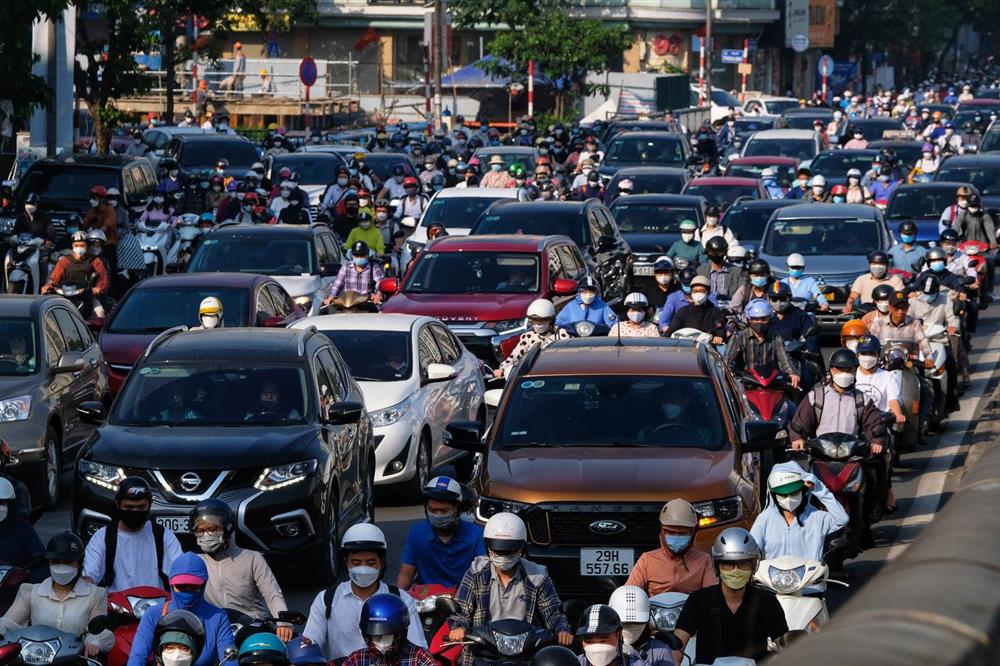 Đường phố Hà Nội lại kẹt cứng sau kỳ nghỉ lễ, người dân len lỏi khắp đường ngang ngõ hẻm để kịp giờ làm-4