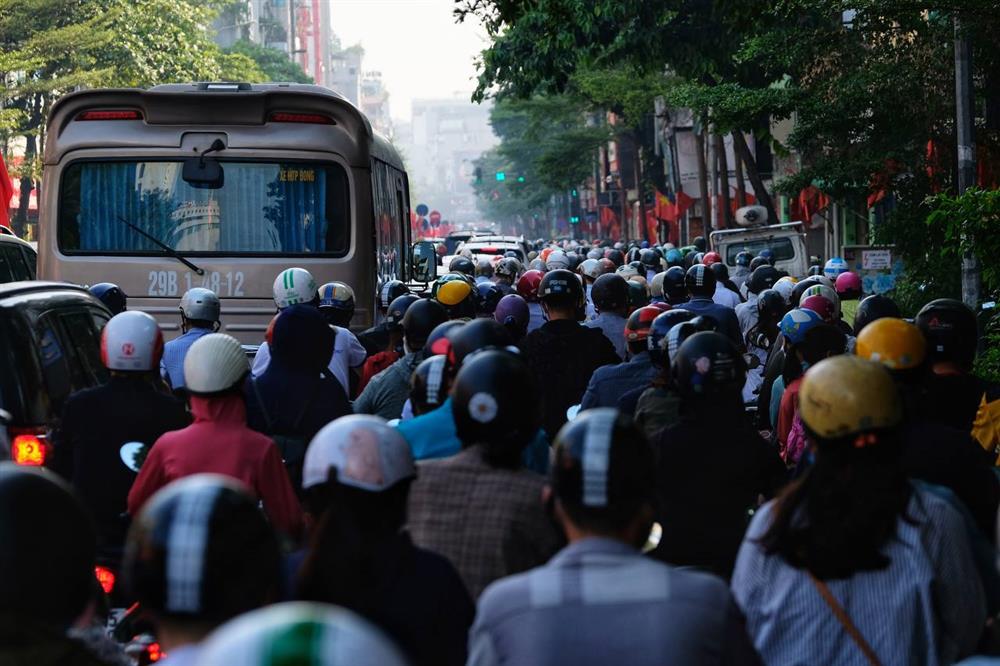 Đường phố Hà Nội lại kẹt cứng sau kỳ nghỉ lễ, người dân len lỏi khắp đường ngang ngõ hẻm để kịp giờ làm-7