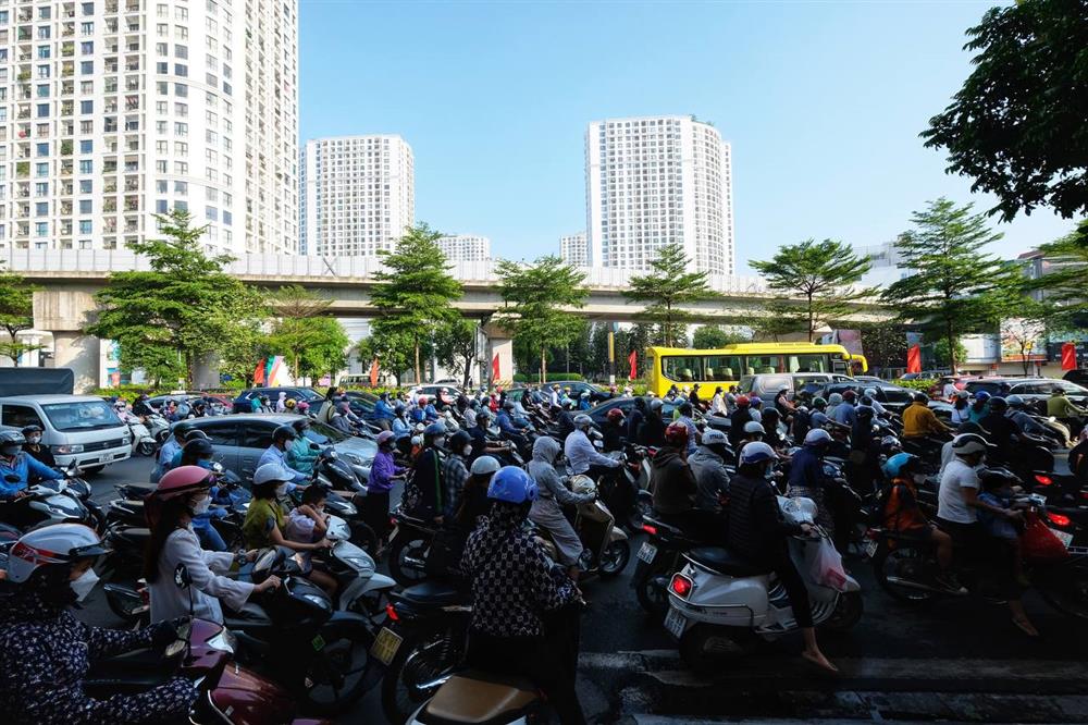 Đường phố Hà Nội lại kẹt cứng sau kỳ nghỉ lễ, người dân len lỏi khắp đường ngang ngõ hẻm để kịp giờ làm-9