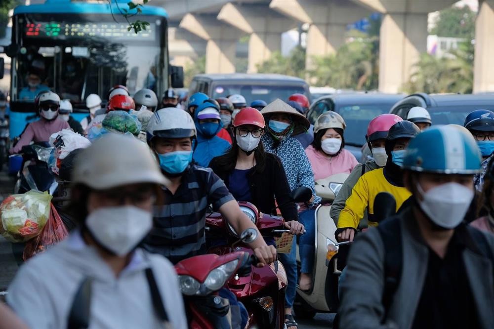 Đường phố Hà Nội lại kẹt cứng sau kỳ nghỉ lễ, người dân len lỏi khắp đường ngang ngõ hẻm để kịp giờ làm-10