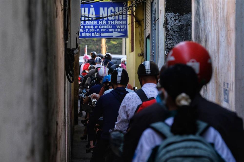 Đường phố Hà Nội lại kẹt cứng sau kỳ nghỉ lễ, người dân len lỏi khắp đường ngang ngõ hẻm để kịp giờ làm-12