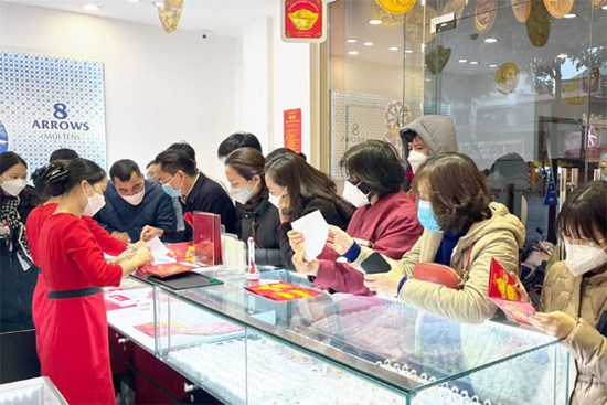 Giá vàng hôm nay 4/5: Vàng biến động mạnh, chênh lệch kỷ lục với thế giới