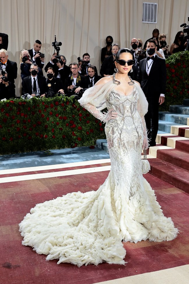 NHẤT và BÉT tại Met Gala 2022: Đang quen mắt toàn thiên nga với vàng ròng, nhìn sang bầy quạ héo nhà Kardashian thấy chán hẳn!-10