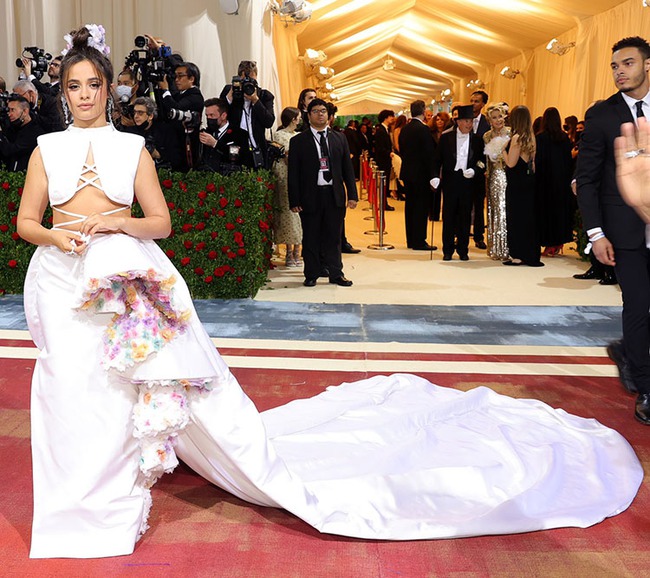 NHẤT và BÉT tại Met Gala 2022: Đang quen mắt toàn thiên nga với vàng ròng, nhìn sang bầy quạ héo nhà Kardashian thấy chán hẳn!-16