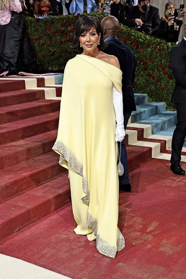 NHẤT và BÉT tại Met Gala 2022: Đang quen mắt toàn thiên nga với vàng ròng, nhìn sang bầy quạ héo nhà Kardashian thấy chán hẳn!-18