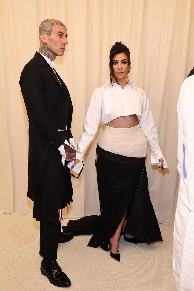 NHẤT và BÉT tại Met Gala 2022: Đang quen mắt toàn thiên nga với vàng ròng, nhìn sang bầy quạ héo nhà Kardashian thấy chán hẳn!-19