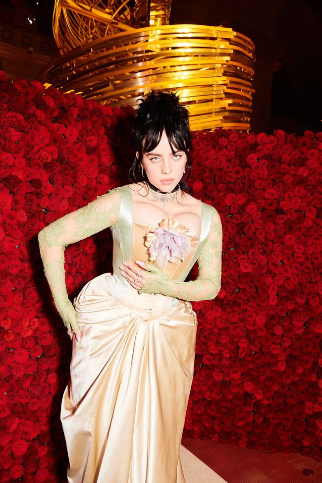 NHẤT và BÉT tại Met Gala 2022: Đang quen mắt toàn thiên nga với vàng ròng, nhìn sang bầy quạ héo nhà Kardashian thấy chán hẳn!-5