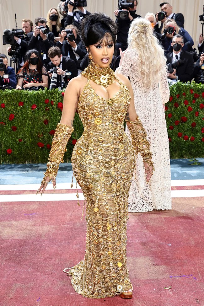 NHẤT và BÉT tại Met Gala 2022: Đang quen mắt toàn thiên nga với vàng ròng, nhìn sang bầy quạ héo nhà Kardashian thấy chán hẳn!-6