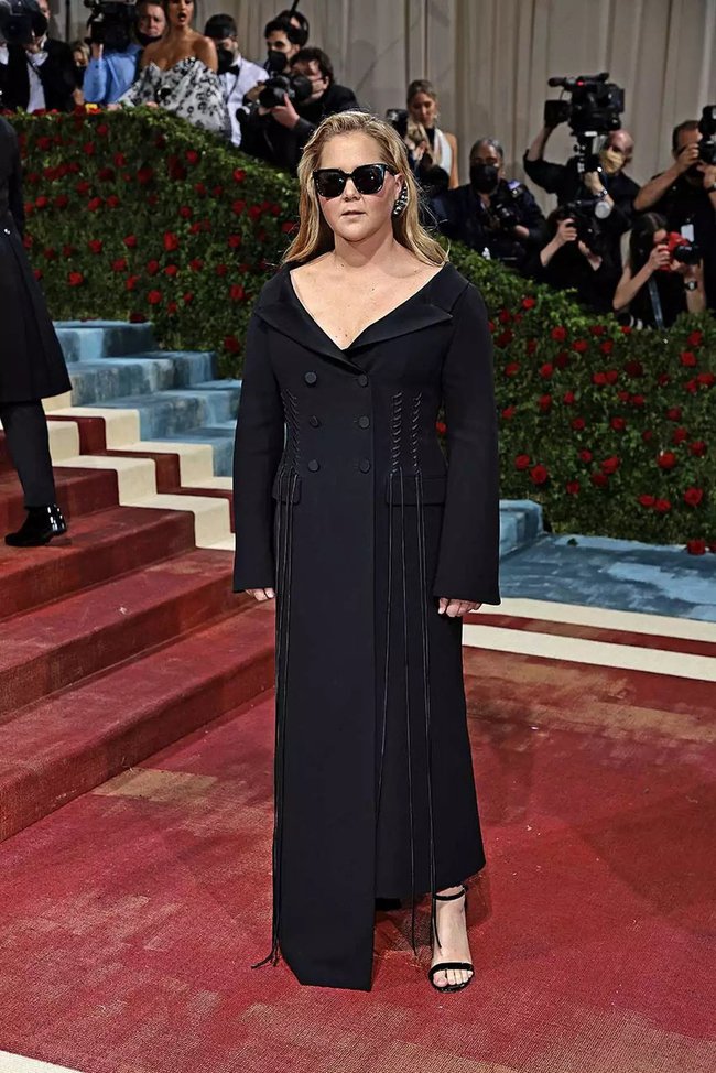 NHẤT và BÉT tại Met Gala 2022: Đang quen mắt toàn thiên nga với vàng ròng, nhìn sang bầy quạ héo nhà Kardashian thấy chán hẳn!-24