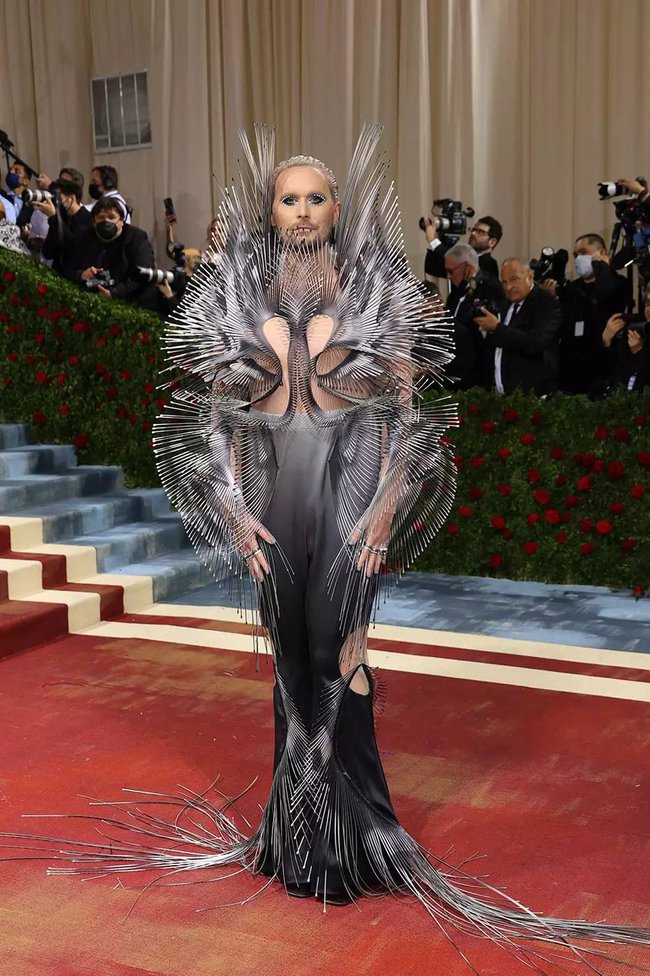 NHẤT và BÉT tại Met Gala 2022: Đang quen mắt toàn thiên nga với vàng ròng, nhìn sang bầy quạ héo nhà Kardashian thấy chán hẳn!-25