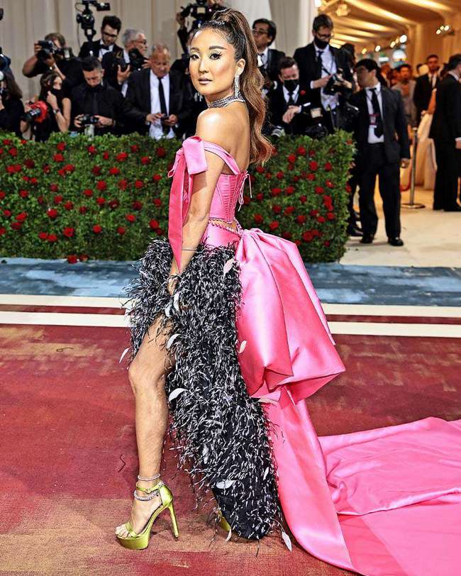 NHẤT và BÉT tại Met Gala 2022: Đang quen mắt toàn thiên nga với vàng ròng, nhìn sang bầy quạ héo nhà Kardashian thấy chán hẳn!-26