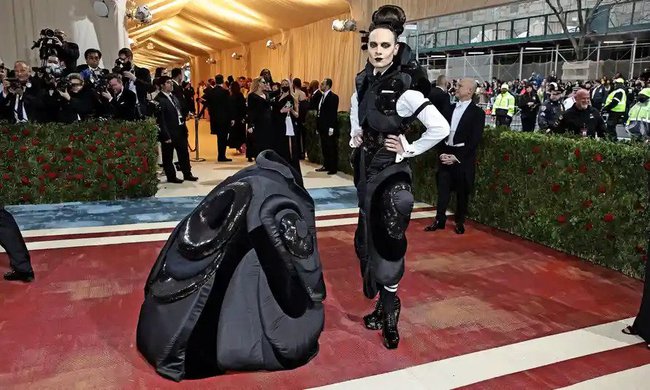 NHẤT và BÉT tại Met Gala 2022: Đang quen mắt toàn thiên nga với vàng ròng, nhìn sang bầy quạ héo nhà Kardashian thấy chán hẳn!-30