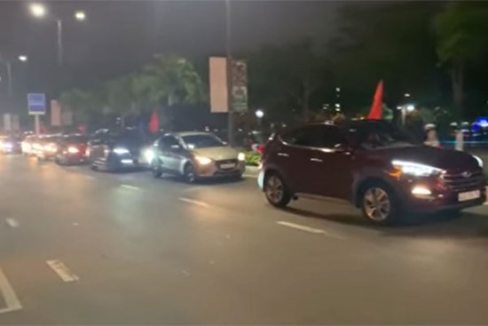 'Đặc sản' Đà Nẵng: Ô tô xếp hàng dài vẫn không lao sang chiếm làn xe máy vắng hiu, dân mạng tranh cãi Hà Nội làm được không?