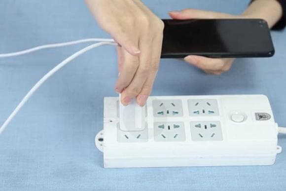 Khi sạc điện thoại, nên cắm nguồn điện trước hay đầu sạc điện thoại trước? Làm sai có thể làm hỏng tuổi thọ của pin rất nhiều!-4