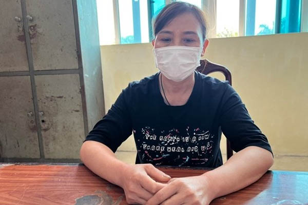 Vụ cô gái bám vào cửa ô tô bị hất văng xuống đường, nghi do ghen tuông: Công an đã mời tài xế lên làm việc-3