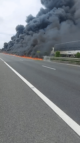 NÓNG: Cháy lớn trên cao tốc TP.HCM - Trung Lương, cột khói đen bốc cao như trong phim thảm họa, giao thông ùn tắc kéo dài-1