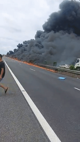 NÓNG: Cháy lớn trên cao tốc TP.HCM - Trung Lương, cột khói đen bốc cao như trong phim thảm họa, giao thông ùn tắc kéo dài-2