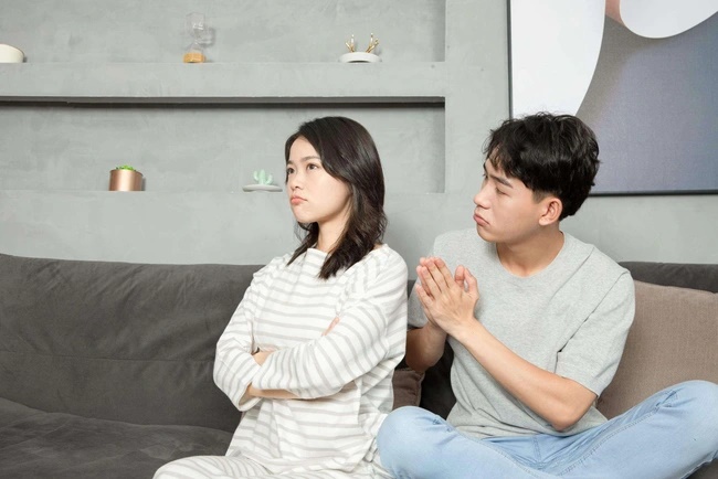 Đi qua phòng con gái, bà mẹ tình cờ nghe được lời chồng đang dạy con: Một câu nói khiến chị điếng người, suýt thì ly hôn-1