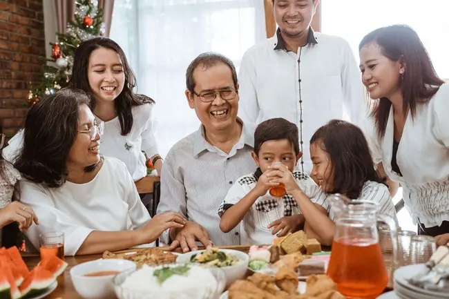 Đi qua phòng con gái, bà mẹ tình cờ nghe được lời chồng đang dạy con: Một câu nói khiến chị điếng người, suýt thì ly hôn-2