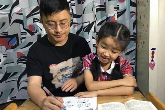 Đi qua phòng con gái, bà mẹ tình cờ nghe được lời chồng đang dạy con: Một câu nói khiến chị điếng người, suýt thì ly hôn