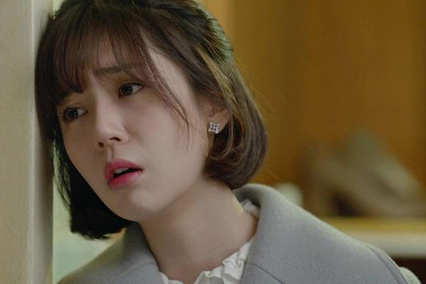 Đang đi trên đường, chồng tôi bỗng dừng lại giữa trời mưa tầm tã, sau đó anh bế lên một con cún nhỏ đầy vết thương-1