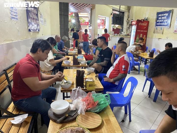 Chỉ mở buổi sáng, quán phở 70 tuổi vẫn bán hết veo hơn 300 bát-3