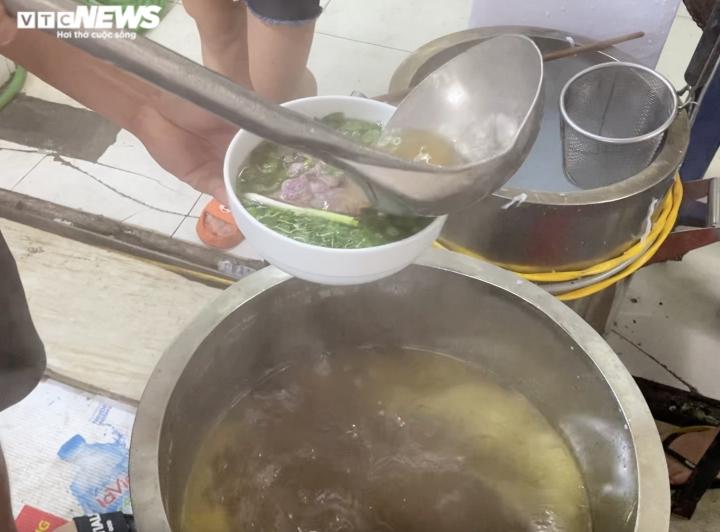 Chỉ mở buổi sáng, quán phở 70 tuổi vẫn bán hết veo hơn 300 bát-4