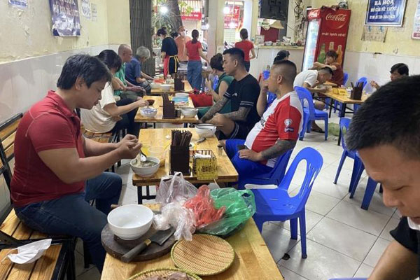 Khám phá quán bún đầu cá 22 năm giữa phố Cổ Hà Nội, ngày bán 500 suất-8