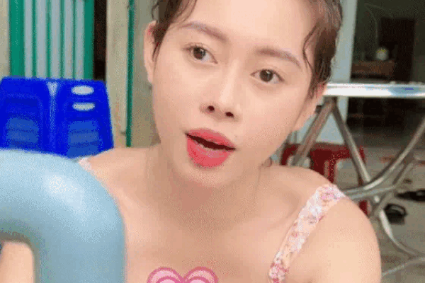 TikToker Nữ chủ tịch đôi co với NTK của HH Khánh Vân vì bị mang hình ảnh đi PR chùa-8