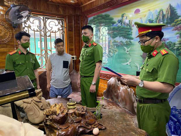 Khởi tố Tùng vâu - đại gia có thú vui đeo hàng kg trang sức màu vàng trên người-1