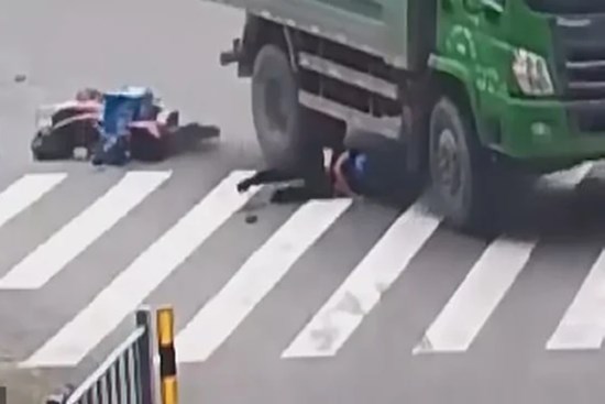 Clip: Bị bánh xe tải cán qua đầu, người đàn ông thoát chết thần kì vì lý do không ngờ tới