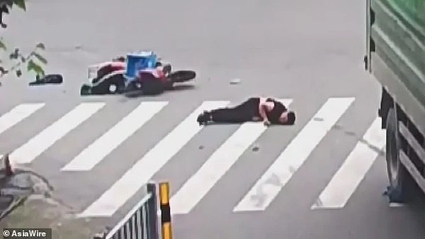 Clip: Bị bánh xe tải cán qua đầu, người đàn ông thoát chết thần kì vì lý do không ngờ tới-2