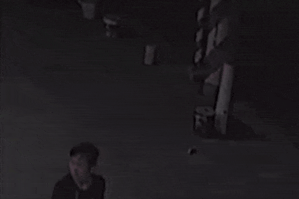 Clip: Bé trai rơi từ độ cao 15 mét xuống đất, ngồi dậy tỉnh bơ sau khi may mắn thoát chết khiến người đi đường ngỡ ngàng