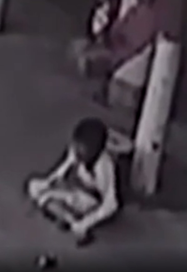 Clip: Bé trai rơi từ độ cao 15 mét xuống đất, ngồi dậy tỉnh bơ sau khi may mắn thoát chết khiến người đi đường ngỡ ngàng-2