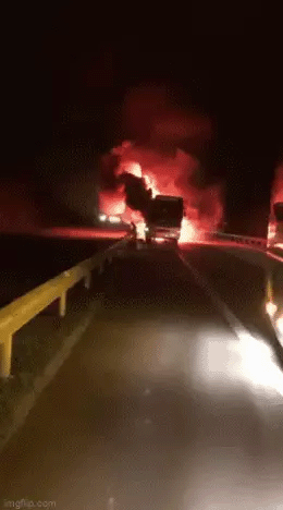 Xe khách bốc cháy dữ dội trên cao tốc Nội Bài - Lào Cai-1