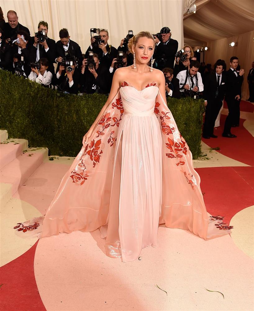 Gọi Blake Lively là nữ hoàng Met Gala vì năm nào cô cũng lên đồ chuẩn theme, đã thế còn khớp với màu thảm đỏ thì đỉnh quá rồi!-1