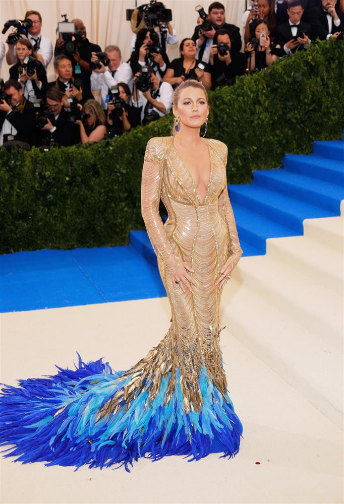 Gọi Blake Lively là nữ hoàng Met Gala vì năm nào cô cũng lên đồ chuẩn theme, đã thế còn khớp với màu thảm đỏ thì đỉnh quá rồi!-2
