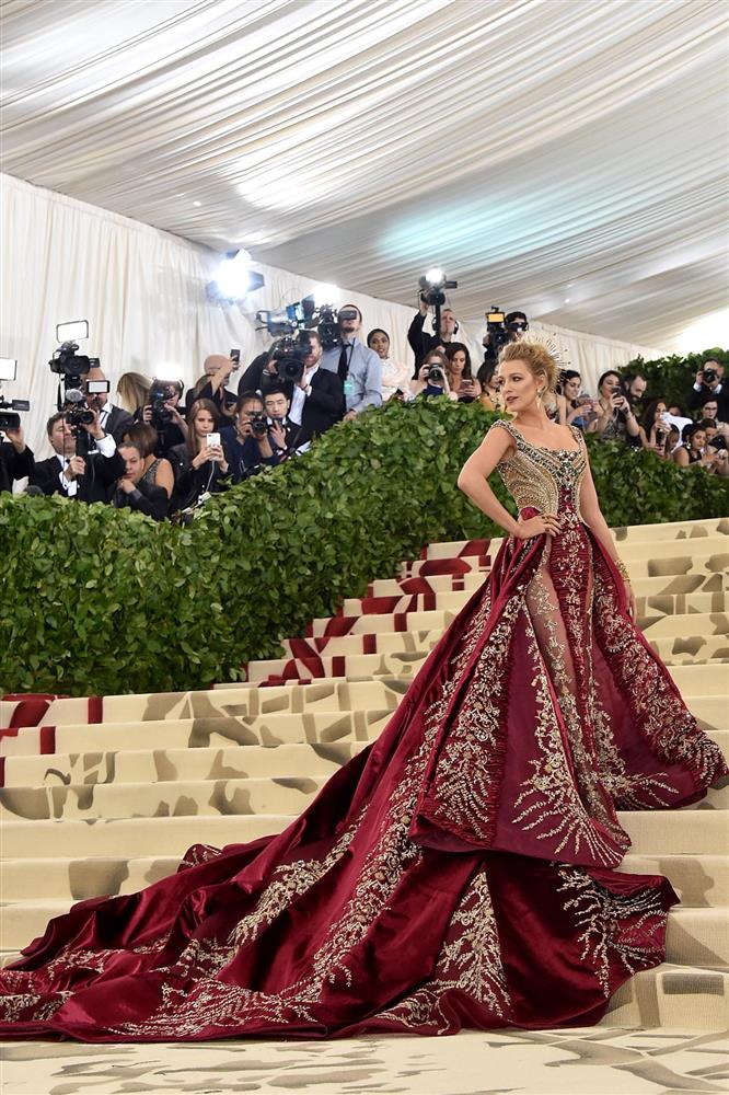 Gọi Blake Lively là nữ hoàng Met Gala vì năm nào cô cũng lên đồ chuẩn theme, đã thế còn khớp với màu thảm đỏ thì đỉnh quá rồi!-3