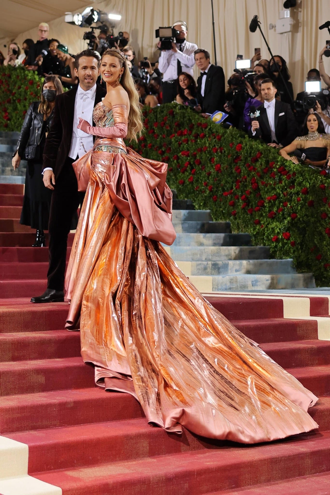 Gọi Blake Lively là nữ hoàng Met Gala vì năm nào cô cũng lên đồ chuẩn theme, đã thế còn khớp với màu thảm đỏ thì đỉnh quá rồi!-4
