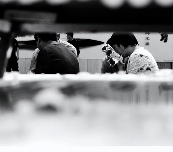 Nữ doanh nhân cùng các con tổ chức sinh nhật, sau khi thổi nến liền bị cảnh sát giải đi thi hành án tử hình-1