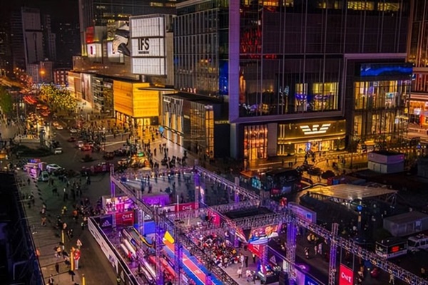 Nữ doanh nhân cùng các con tổ chức sinh nhật, sau khi thổi nến liền bị cảnh sát giải đi thi hành án tử hình-2