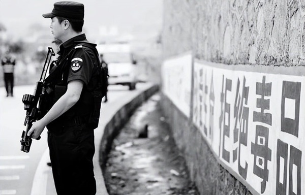 Nữ doanh nhân cùng các con tổ chức sinh nhật, sau khi thổi nến liền bị cảnh sát giải đi thi hành án tử hình-6