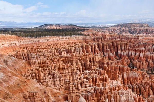 127 giờ mắc kẹt ở vách núi, chàng trai phải tự uống nước tiểu, chặt đứt cánh tay của mình-2