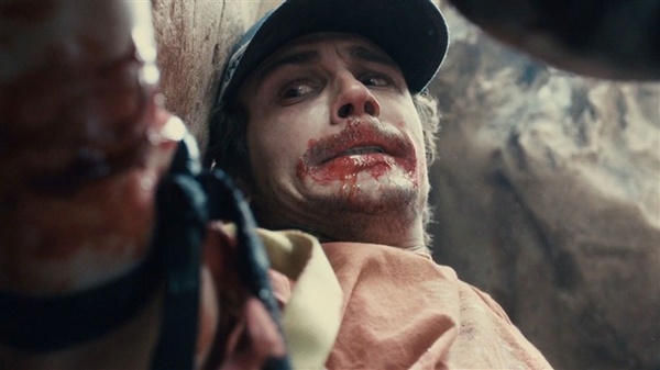 127 giờ mắc kẹt ở vách núi, chàng trai phải tự uống nước tiểu, chặt đứt cánh tay của mình-5