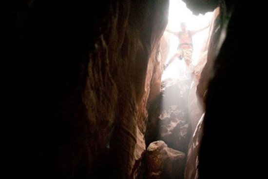 127 giờ mắc kẹt ở vách núi, chàng trai phải tự uống nước tiểu, chặt đứt cánh tay của mình