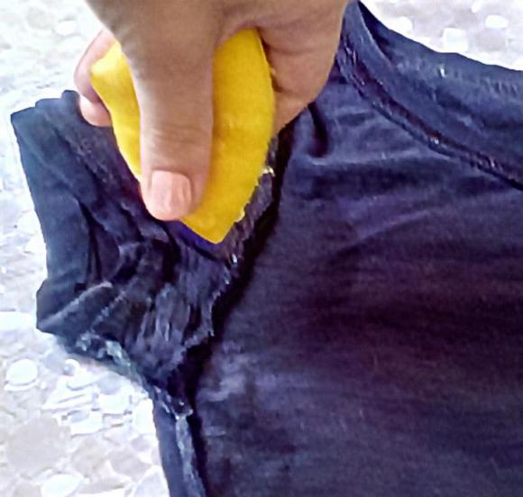 6 mẹo đơn giản để loại bỏ vết bẩn trên quần áo do mồ hôi để lại-3