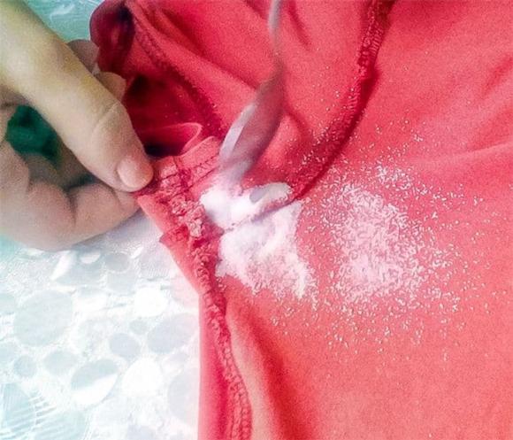 6 mẹo đơn giản để loại bỏ vết bẩn trên quần áo do mồ hôi để lại-4